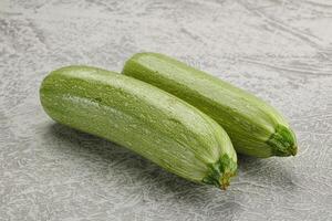rå grön mogen zucchini vegetabiliska foto