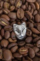 topp se på silver- ringa på en bakgrund av kaffe bönor. hantverk dyrbar Artikel. Smycken Tillbehör. foto