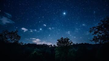 natt himmel bakgrund med starry tak över en lugn skog berg landskap foto