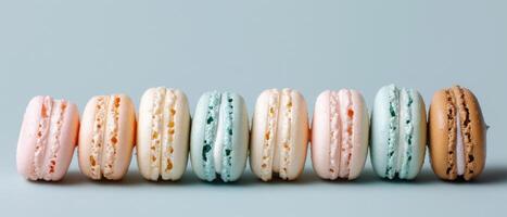 blandad macarons i en rad foto