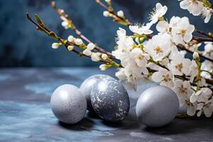 utsökt påsk ägg Utsmyckad med blommig glädjer i en lugn, blek blå miljö foto