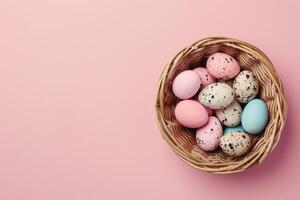 Lycklig påsk färgrik av påsk ägg i de bo med kanin på pastell på rosa bakgrund foto