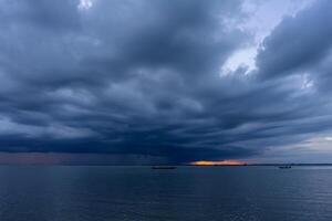 marinmålning med moln i regn säsong. foto