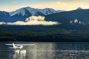 sjöflygplan som flyter vid sjön te anu södra Nya Zeeland foto