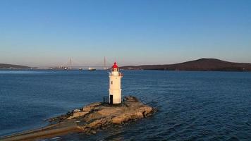 Flygfoto över havet med utsikt över den vita fyren. foto