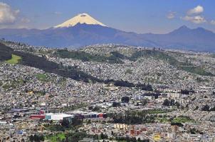 utsikt över vulkanen Cotopaxi från Quito, Ecuador foto