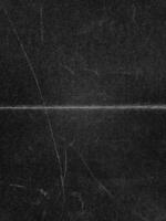 abstrakt bärs svart bakgrund från skrynkliga papper. gammal skadad yta med rynkor och damm. vikta kartong foto