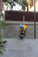 indonesien - medan, 17 augusti 2023 en ung asiatisk flicka rider en skateboard ner en ramp foto