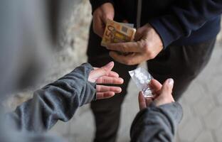 stänga upp av missbrukare uppköp dos från läkemedel -handlare foto