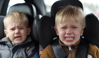 kontrasterande känslor nyfiken pojke och gråt syskon i bil säten under solnedgång kör foto