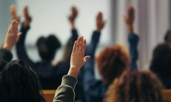 Uppfostrad händer i deltagande - grupp engagemang i en seminarium eller klassrum foto