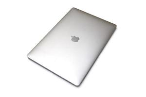 Belgrad, Serbien, 18 juli 2020 - macbook-dator isolerad på vitt. macbook är ett märke av bärbara datorer tillverkade av apple inc.