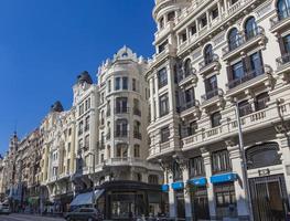 madrid, spanien, 16 mars 2016 - oidentifierade personer på gran via street i madrid, spanien. granvia anses vara en utställning av arkitektur från början av 1900-talet foto