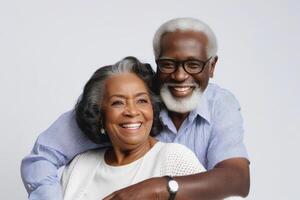 Lycklig svart hud senior par i ljus bakgrund. begrepp av Framgång i företag och liv. foto