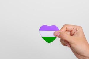 queer stolthet dag och HBTQ stolthet månad begrepp. lila, vit och grön hjärta form för lesbisk, Gay, bisexuell, transpersoner, genderqueer och pansexual gemenskap foto