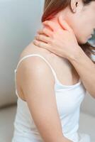 kvinna har nacke och axel smärta på Hem. muskel smärtsam på grund av till myofascial smärta syndrom och fibromyalgi, reumatism, scapular smärta, cervical ryggrad. ergonomisk begrepp foto
