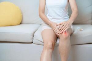 artrit och muskel smärta lättnad grädde begrepp. kvinna har knä värk och muskel smärta på grund av till löpare knä eller patellofemoral smärta syndrom, artros, reumatism och patellar tendinit foto