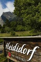 heididorf, schweiz, 18 maj 2018 - detalj av heidihaus och exibit johanna spyri heidiwelt i heididorf, schweiz. heididorf har mer än 150.000 besökare varje år.