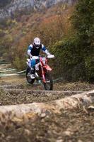 soko banja, serbien, 20 oktober 2018 - oidentifierad förare vid hård enduro -tävling i soko banja, serbien. detta moto offroad-lopp ägde rum 20-21 oktober 2018. foto