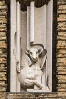 bevingad tjur, symbol för evangelisten Luke, på fasaden av klostret St Justina i Padua, Italien. foto