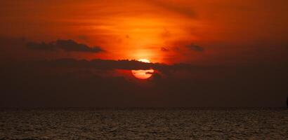 solnedgång strand hav av thailand silhuett orange skymning foto