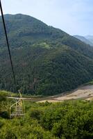 kabel- bil i de ukrainska karpater bergen i sommar. berg se foto