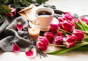kopp kaffe och rosa tulpaner foto