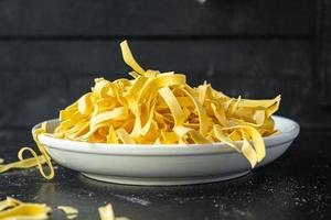 ägg pasta rå tagliatelle handgjord matlagning foto