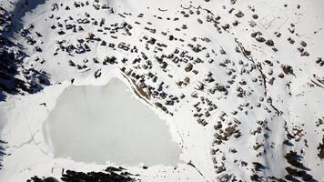 antenn se av de frysta prokosko sjö och de omgivande by under vinter. ett av de mest skön byar av bosnien och herzegovina efter en tung snöfall. frysta glacial- sjö. foto