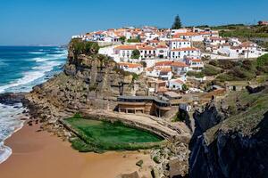 azenhas do mar, portugal. naturlig slå samman i de hav, Nästa till de klippa och en havet by under. högtider. naturskön och exotisk. foto