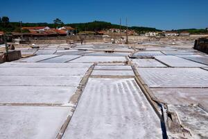 se av de naturlig salt gruvor av rio major i portugal. salt fält och salt extraktion. foto