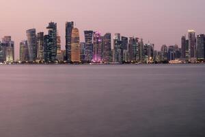 kväll se av de stadsbild av doha, qatar. foto