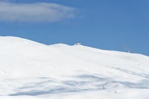 se av en berg topp med snö under vinter. skön berg räckvidd och Fantastisk attraktion för alpina klättrare. äventyrlig livsstil. foto