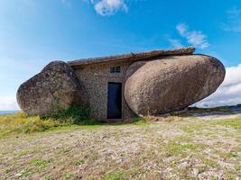 flyttblock hus eller casa do penedo, en hus byggd mellan enorm stenar på topp av en berg i fafe, portugal. vanligtvis anses vara ett av de konstigaste hus i de värld. foto