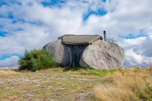 flyttblock hus eller casa do penedo, en hus byggd mellan enorm stenar på topp av en berg i fafe, portugal. vanligtvis anses vara ett av de konstigaste hus i de värld. foto