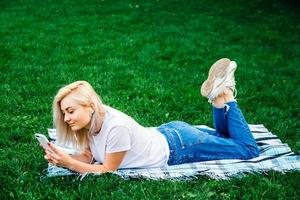 kvinna i hörlurar och smartphone i händerna lyssnar på musik foto