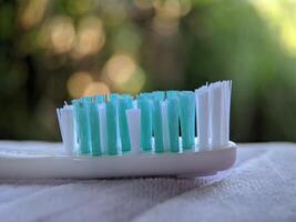 makro av tandborste med suddig på bakgrund foto