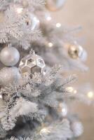 jul dekorationer i silver- och guld färger foto