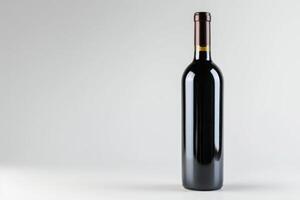 röd vin och en flaska isolerat över vit bakgrund foto