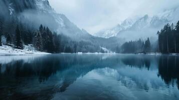 Foto av en berg landskap med en berg sjö reflekterande de hel landskap