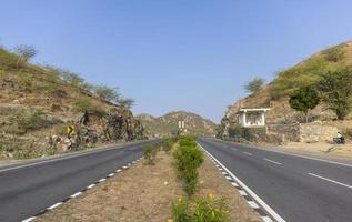 indisk riksväg, landskap av indiska vägar på jodhpur ajmer riksväg med aravalibergen. foto