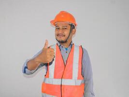 konstruktion arbetstagare leende och ger tumme upp foto