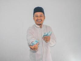 asiatisk moslem man donera hans pengar foto