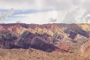 flerfärgad bergen belägen i de stad av humahuaca, argentina foto