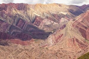 flerfärgad bergen belägen i de stad av humahuaca, argentina foto