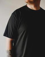 stor storlek fett vuxen man modell i tom svart t skjorta för design attrapp foto