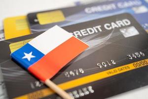 chile flagga på kreditkort. finansutveckling, bankkonto, statistik, investeringsanalytisk forskningsdataekonomi, börshandel, affärsföretagskoncept. foto