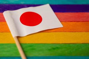 Japans flagga på regnbågsbakgrund symbol för hbt gay pride månad social rörelse regnbågsflagga är en symbol för lesbiska, homosexuella, bisexuella, transpersoner, mänskliga rättigheter, tolerans och fred. foto