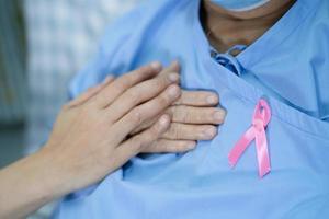 bröstcancer, rosa band på asiatisk senior lady patient för att stödja medvetenhet. foto