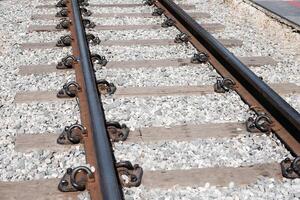 årgång stål järnväg spår och rustik järnväg av tåg i thailand foto